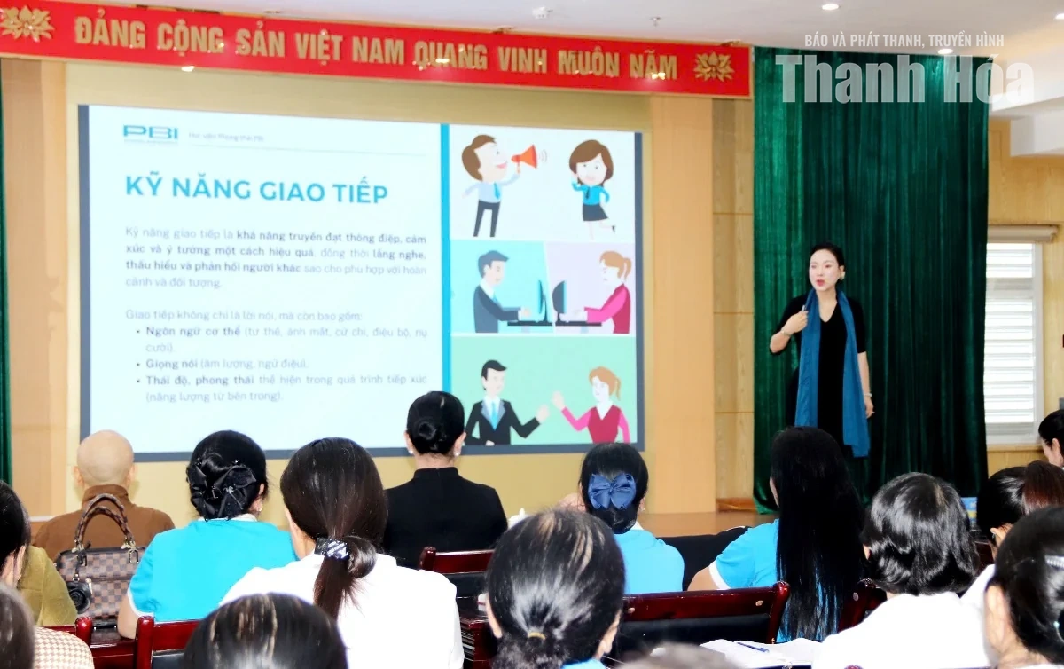 Trang bị phong thái, kỹ năng giao tiếp, ứng xử công sở cho hội viên phụ nữ