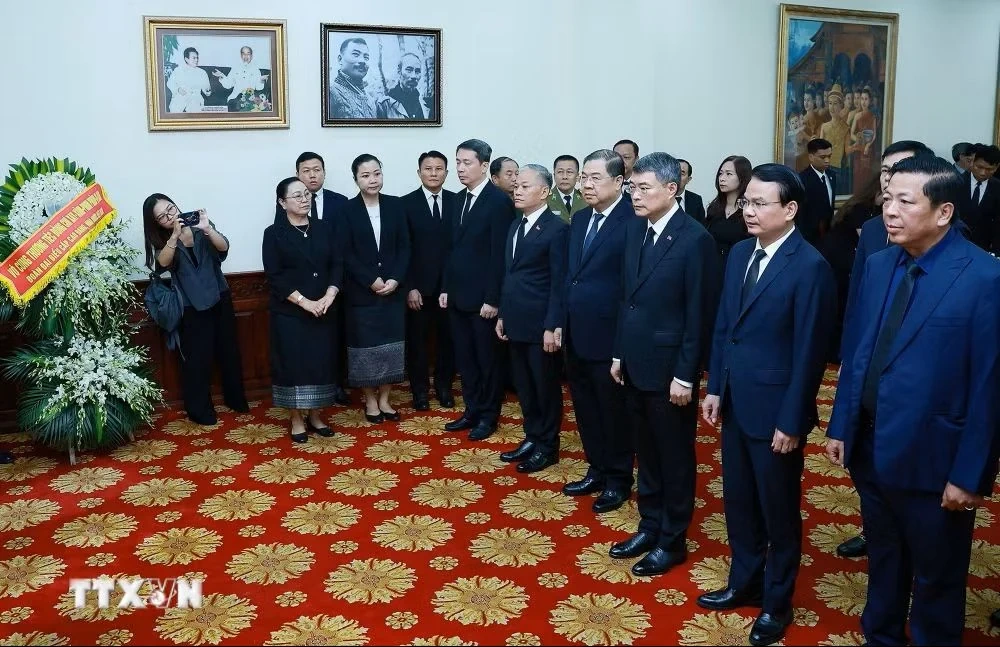 Thủ tướng Lê Minh Hưng viếng Chủ tịch Quốc hội Lào Xaysomphone Phomvihane
