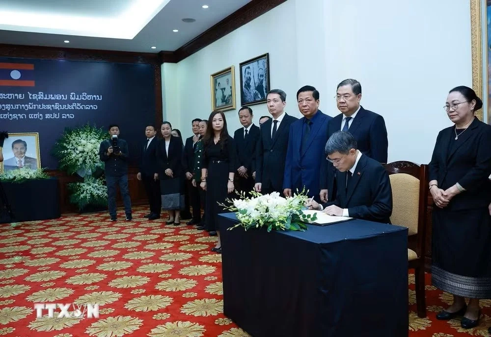 Thủ tướng Lê Minh Hưng viếng Chủ tịch Quốc hội Lào Xaysomphone Phomvihane