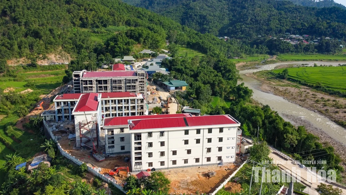 Tranh thủ từng ngày đẩy nhanh tiến độ hoàn thiện trường nội trú Tam Thanh