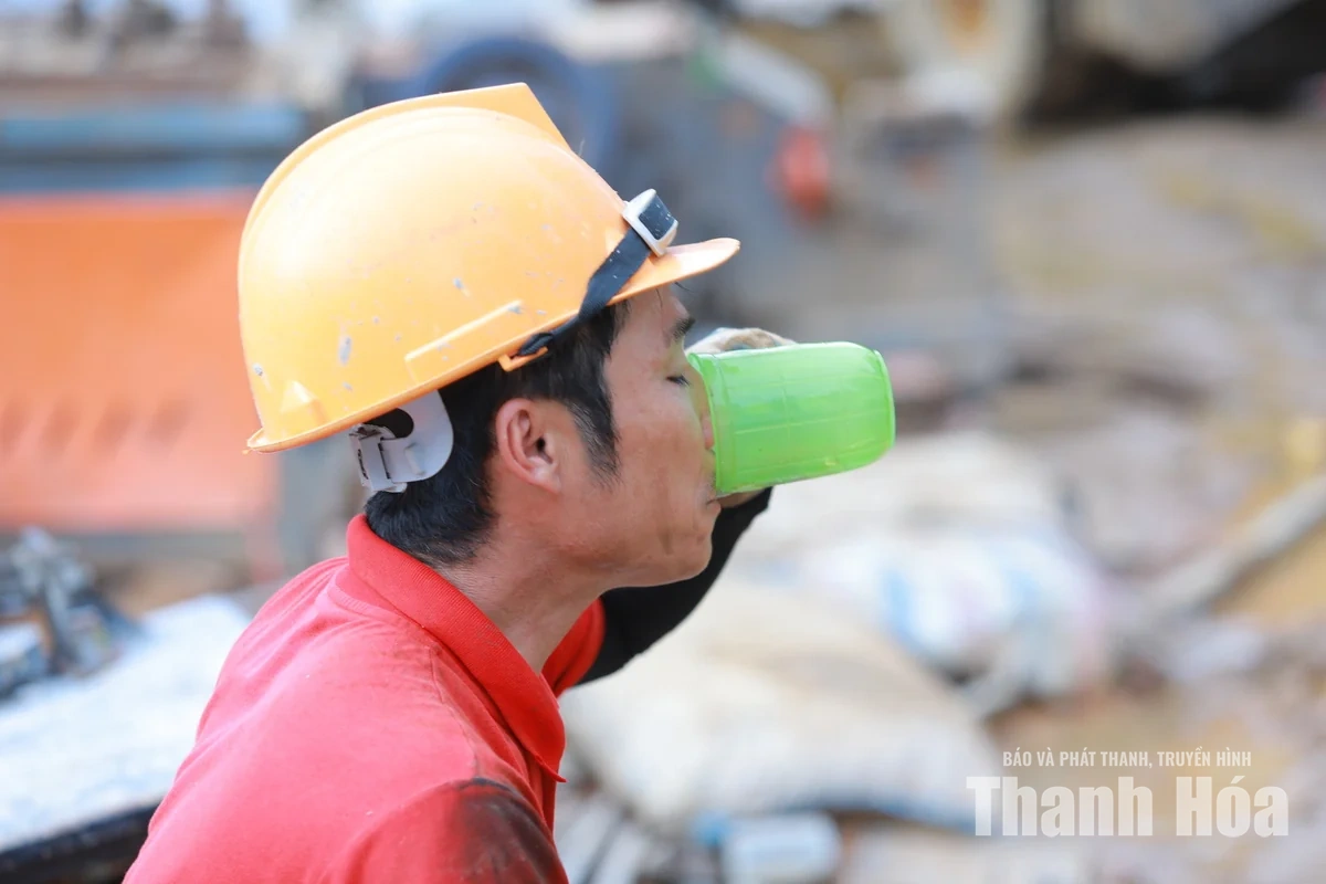 Trên công trường xây dựng Trường Phổ thông nội trú TH & THCS Na Mèo