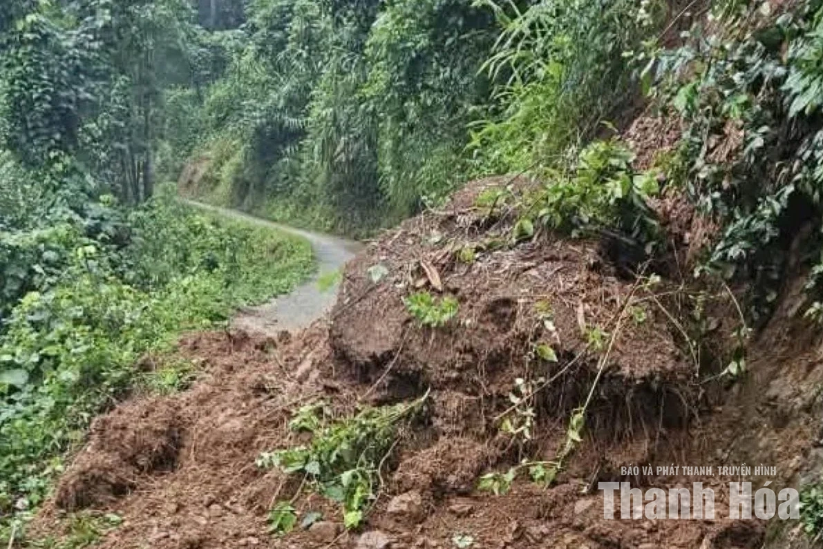 Sạt lở ta luy dương, 6 hộ dân ở xã Hiền Kiệt bị ảnh hưởng