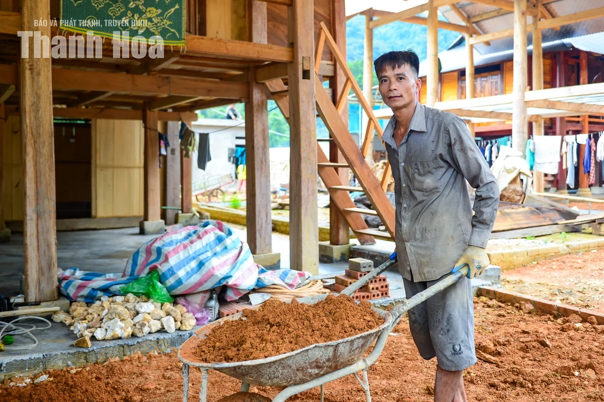 Không còn những đêm chạy lũ, lo sạt lở đất, nhiều hộ đồng bào Thái yên tâm về nhà mới