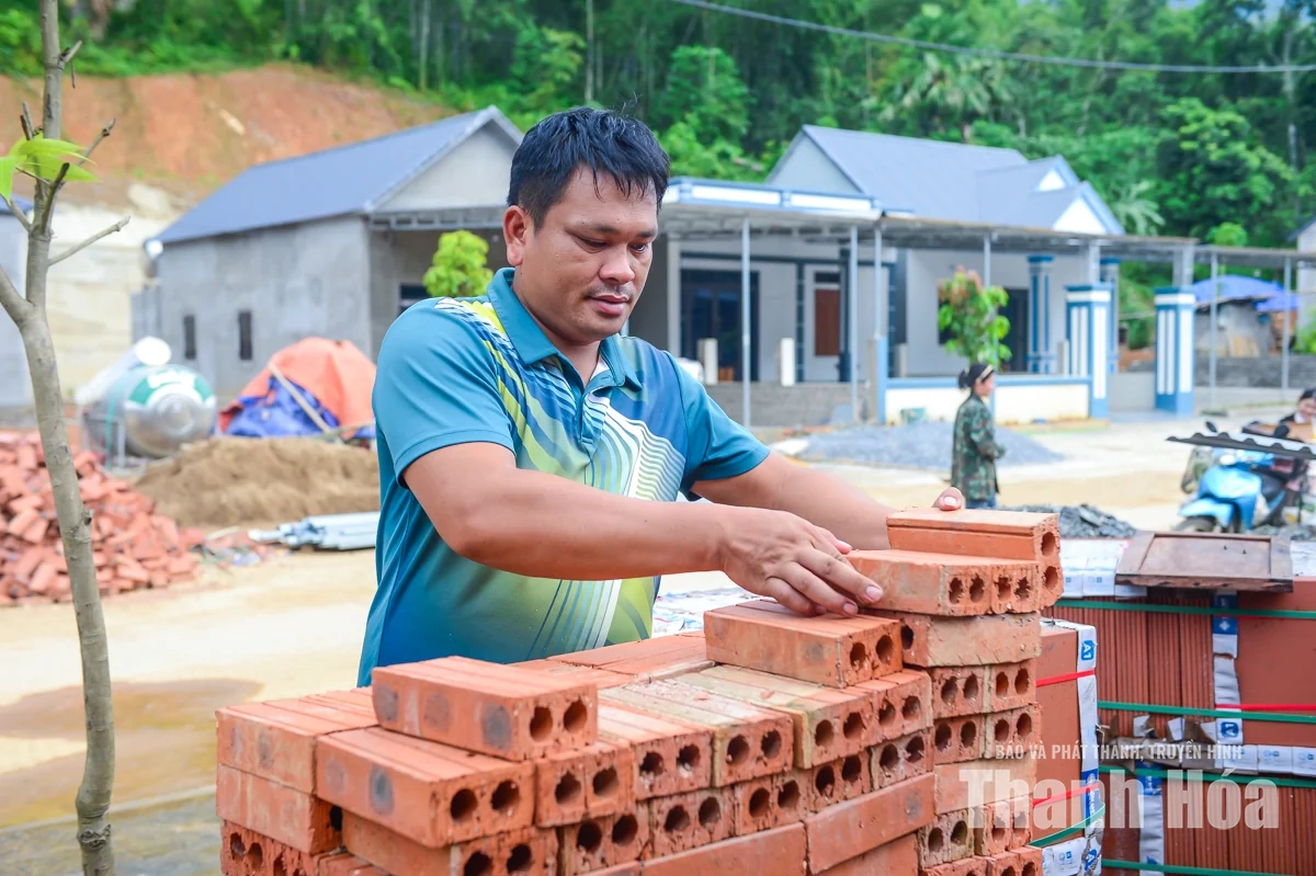 Không còn những đêm chạy lũ, lo sạt lở đất, nhiều hộ đồng bào Thái yên tâm về nhà mới