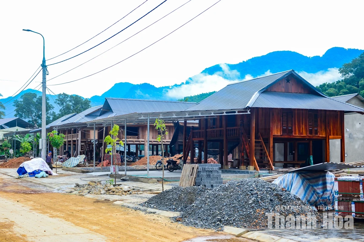 Không còn những đêm chạy lũ, lo sạt lở đất, nhiều hộ đồng bào Thái yên tâm về nhà mới