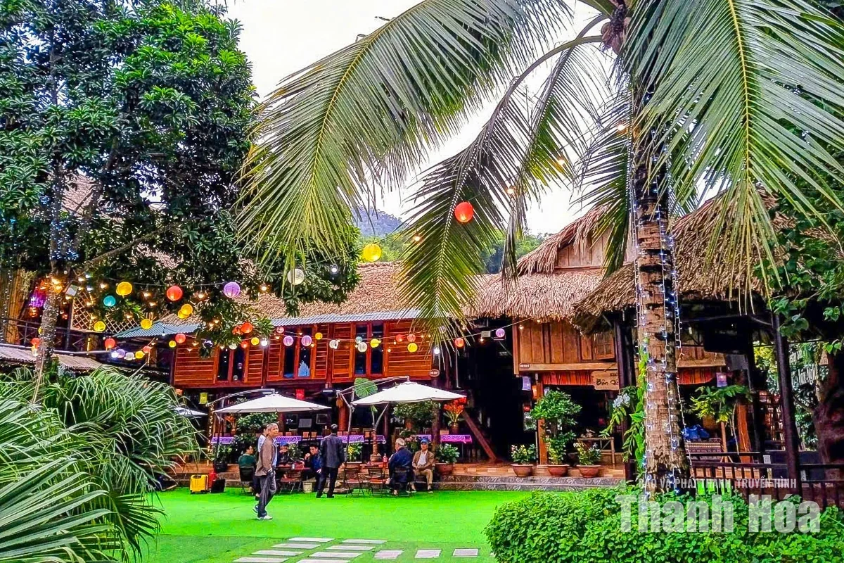 Vợ chồng già biến nhà sàn bên suối thành homestay hút khách