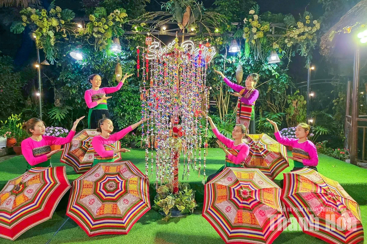 Vợ chồng già biến nhà sàn bên suối thành homestay hút khách