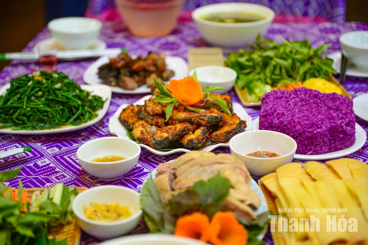 Vợ chồng già biến nhà sàn bên suối thành homestay hút khách