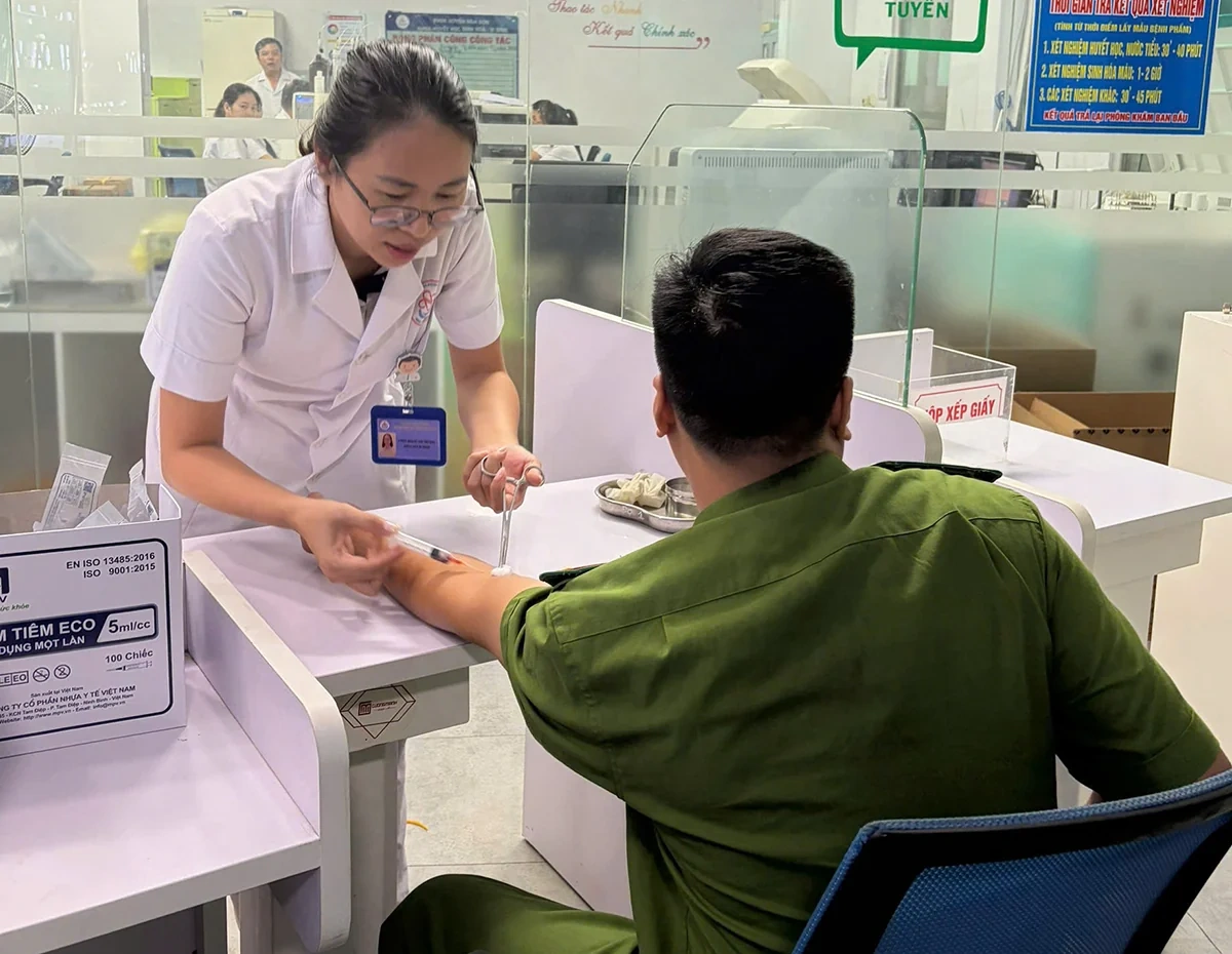Hai cán bộ Công an xã Nga Sơn hiến máu kịp thời hỗ trợ bệnh nhân