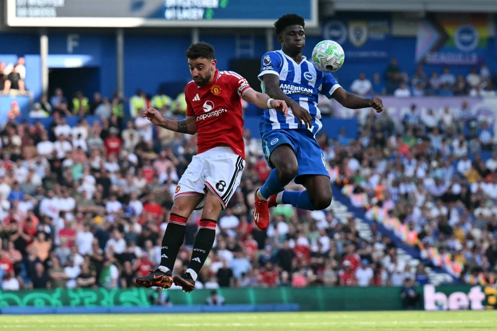 HLV Kim Sang Sik lập kỷ lục chưa từng có sau chiến thắng của tuyển Việt Nam; Man Utd “tiến gần” tiền vệ Baleba với tổng giá trị đề nghị khoảng 88 triệu USD