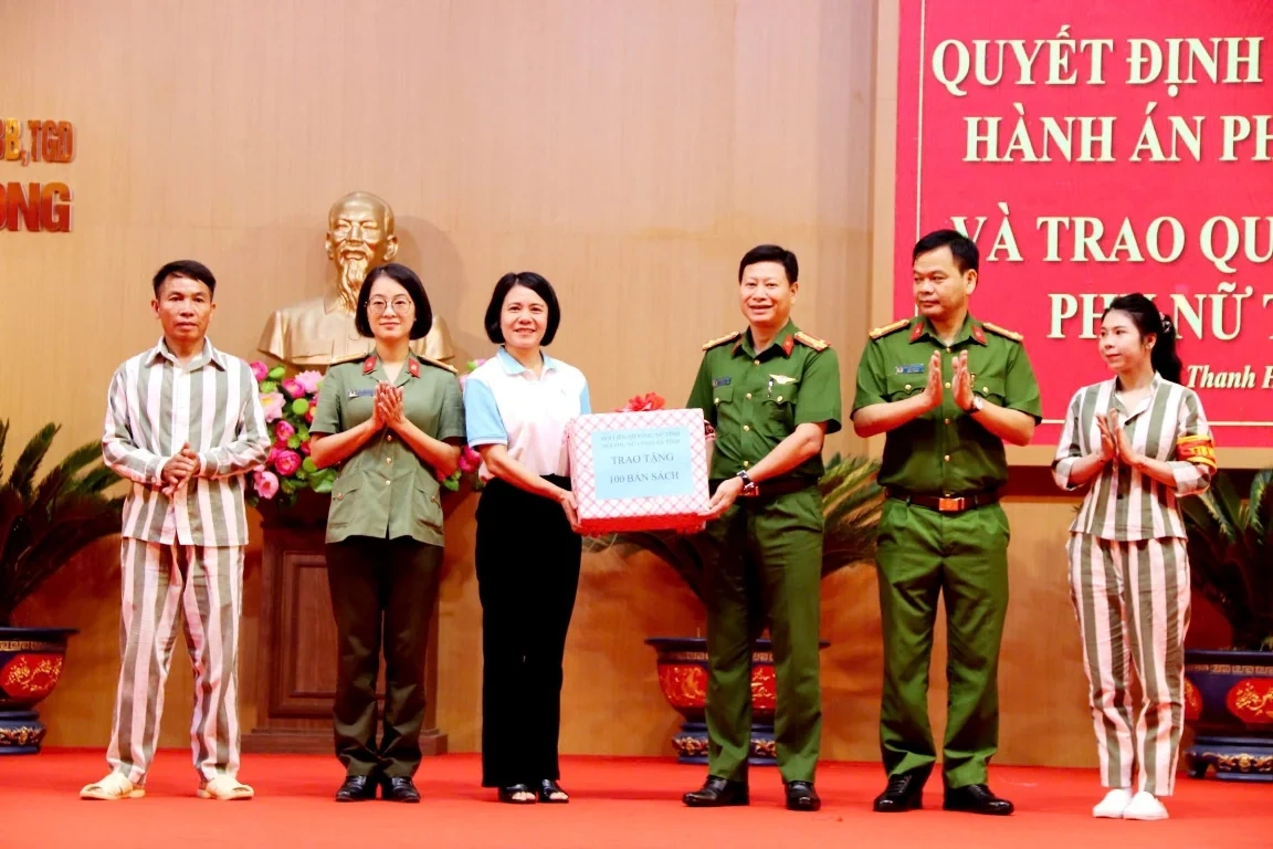Hội LHPN tỉnh tặng quà nữ phạm nhân Trại giam Thanh Phong