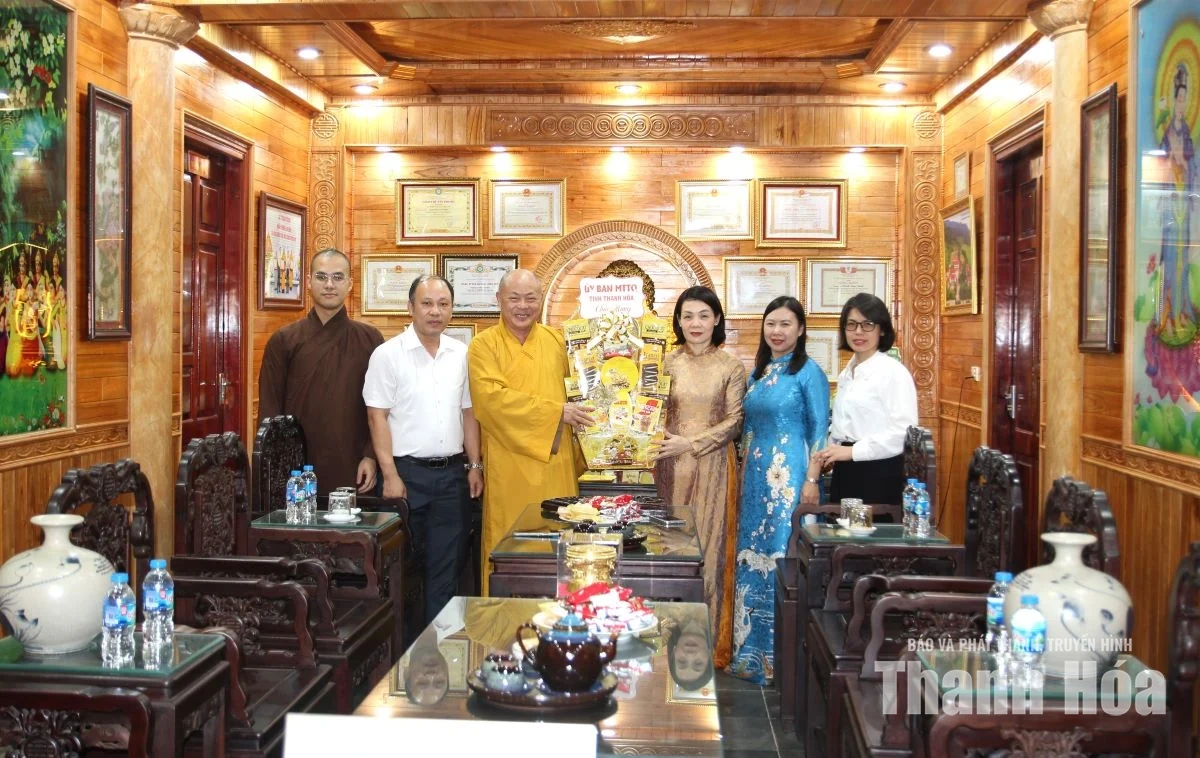 Phó Chủ tịch Thường trực Ủy ban MTTQ tỉnh Đỗ Thị Toán chúc mừng Lễ Vu Lan 2026
