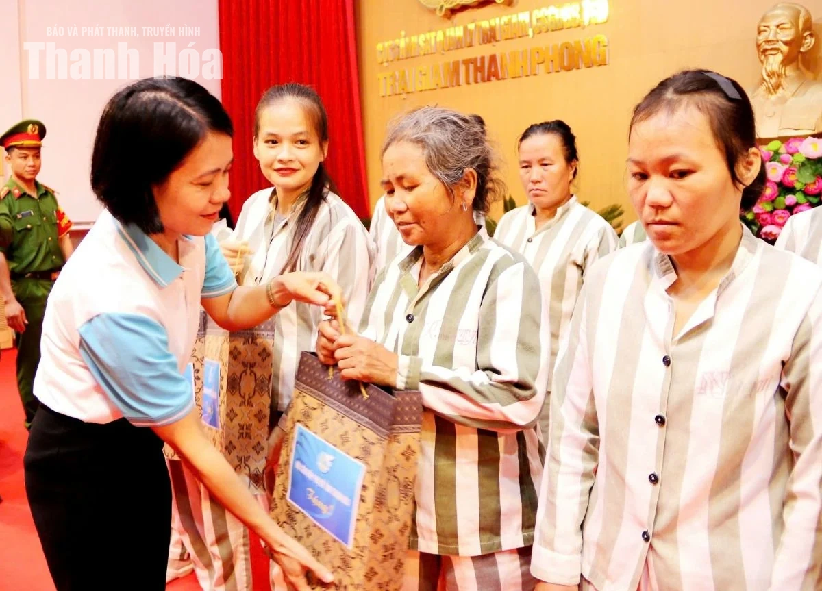 Hội LHPN tỉnh tặng quà nữ phạm nhân Trại giam Thanh Phong