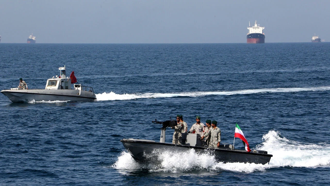 Hormuz vẫn đóng với tàu chưa được Tehran chấp thuận