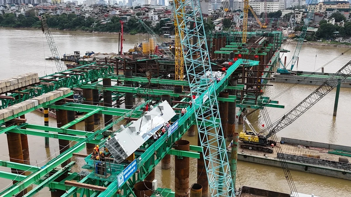 Làm việc xuyên lễ, cầu Trần Hưng Đạo lắp những đốt dầm đầu tiên chỉ sau gần 9 tháng thi công