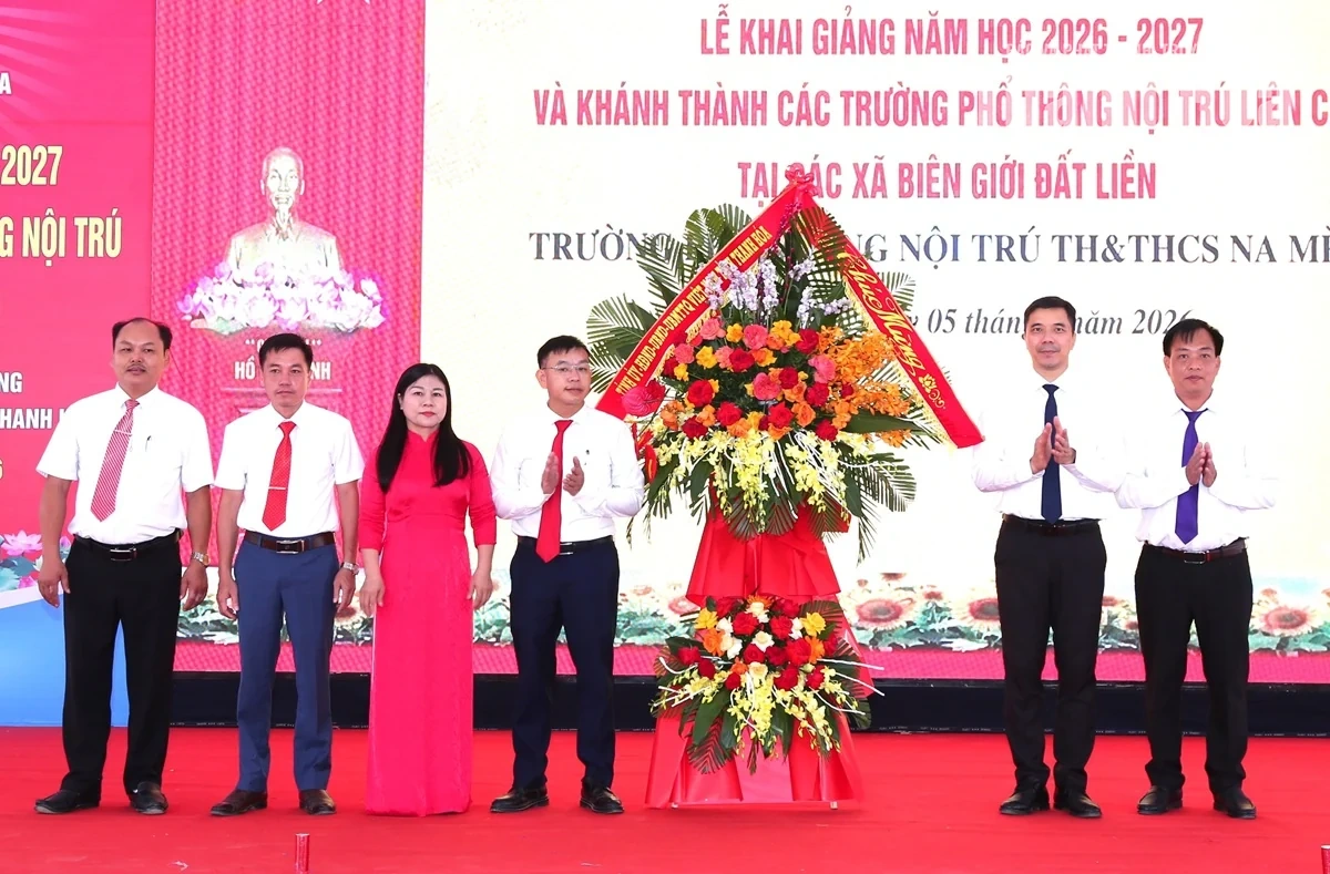 Phó Bí thư Thường trực Tỉnh ủy Nguyễn Hồng Phong dự Lễ khai giảng và khánh thành Trường Phổ thông Nội trú TH&THCS Na Mèo