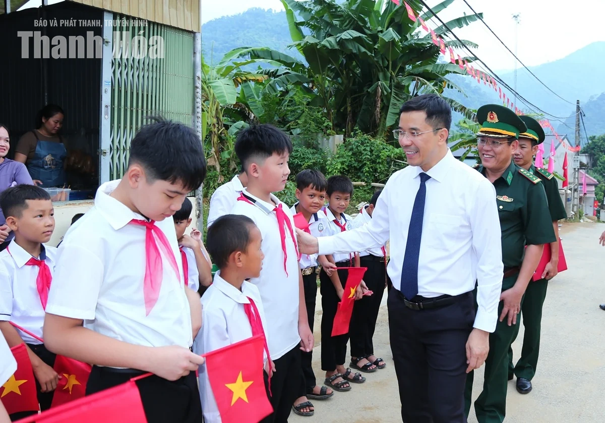 Phó Bí thư Thường trực Tỉnh ủy Nguyễn Hồng Phong dự Lễ khai giảng và khánh thành Trường Phổ thông Nội trú TH&THCS Na Mèo