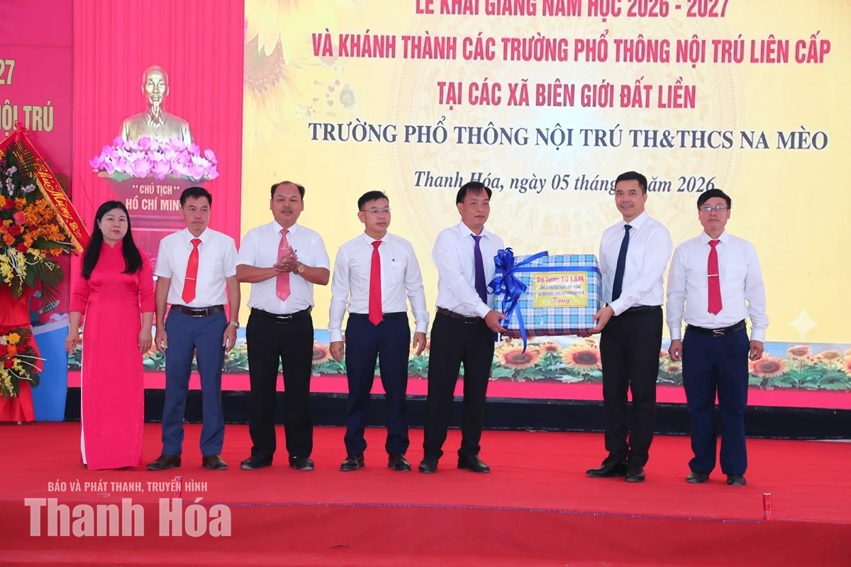 Phó Bí thư Thường trực Tỉnh ủy Nguyễn Hồng Phong dự Lễ khai giảng và khánh thành Trường Phổ thông Nội trú TH&THCS Na Mèo