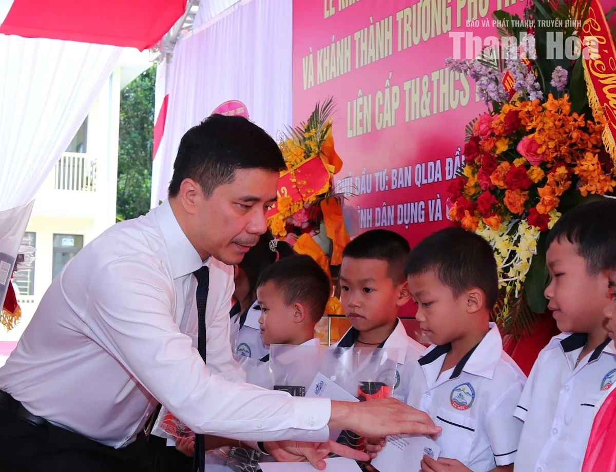 Phó Bí thư Thường trực Tỉnh ủy Nguyễn Hồng Phong dự Lễ khai giảng và khánh thành Trường Phổ thông Nội trú TH&THCS Na Mèo