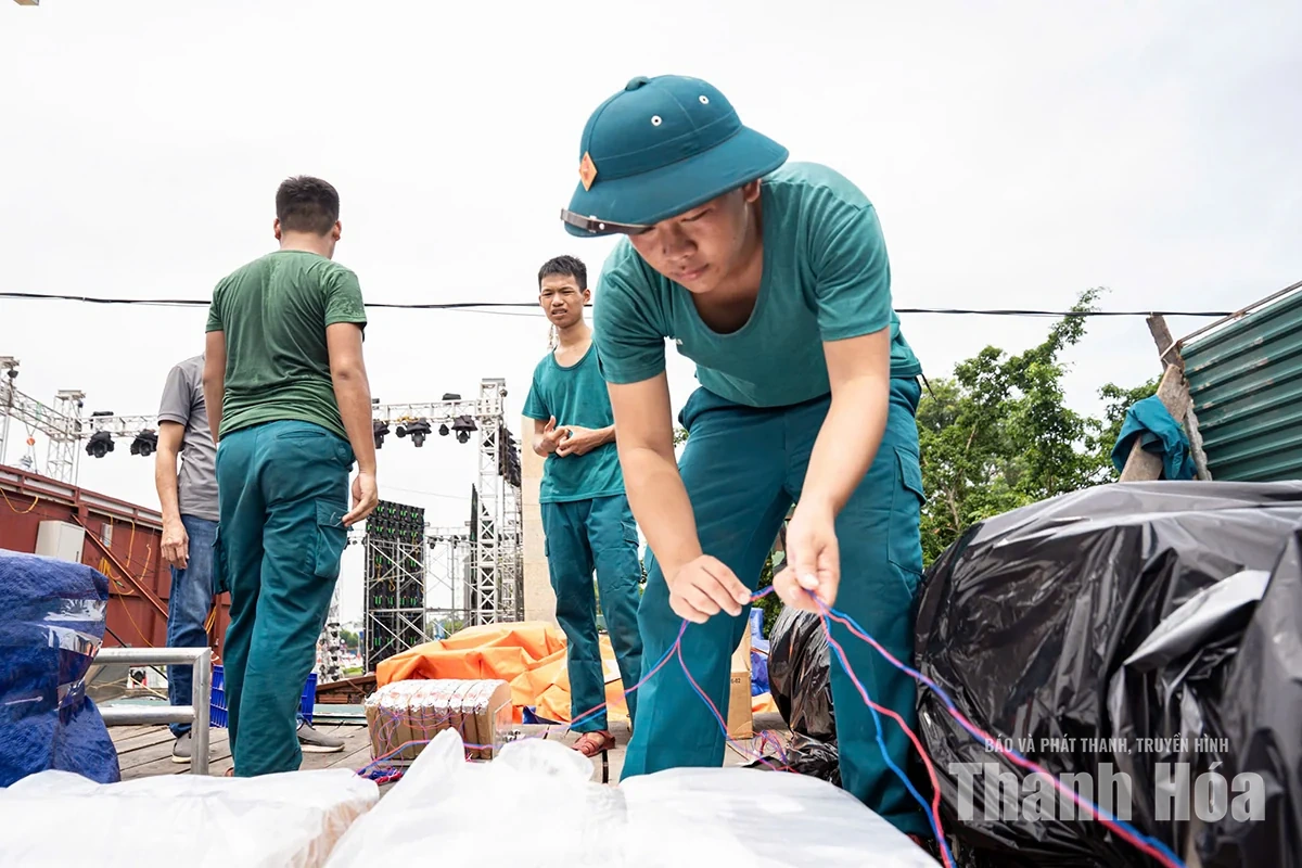 Lắp đặt và hoàn thiện trận địa pháo hoa tại Quảng trường Lam Sơn