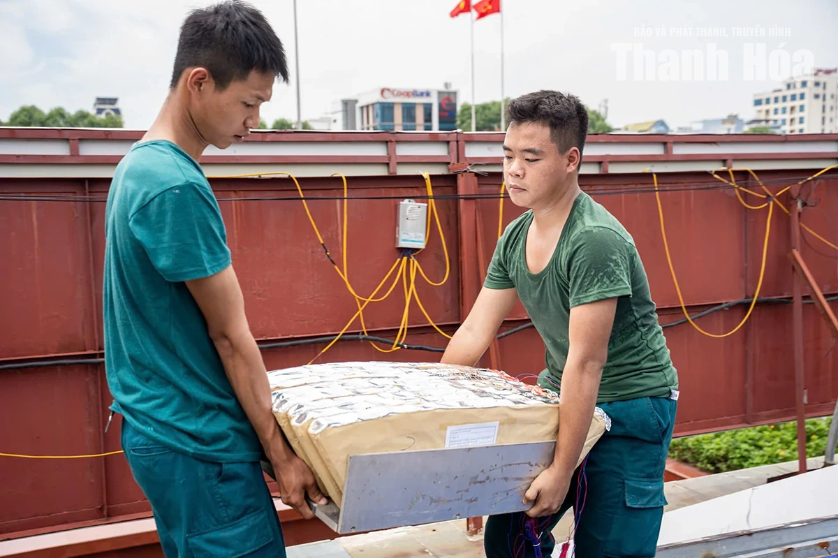 Lắp đặt và hoàn thiện trận địa pháo hoa tại Quảng trường Lam Sơn