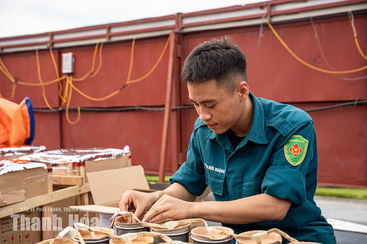 Lắp đặt và hoàn thiện trận địa pháo hoa tại Quảng trường Lam Sơn