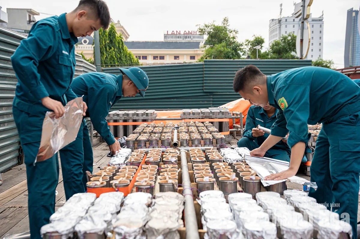 Lắp đặt và hoàn thiện trận địa pháo hoa tại Quảng trường Lam Sơn