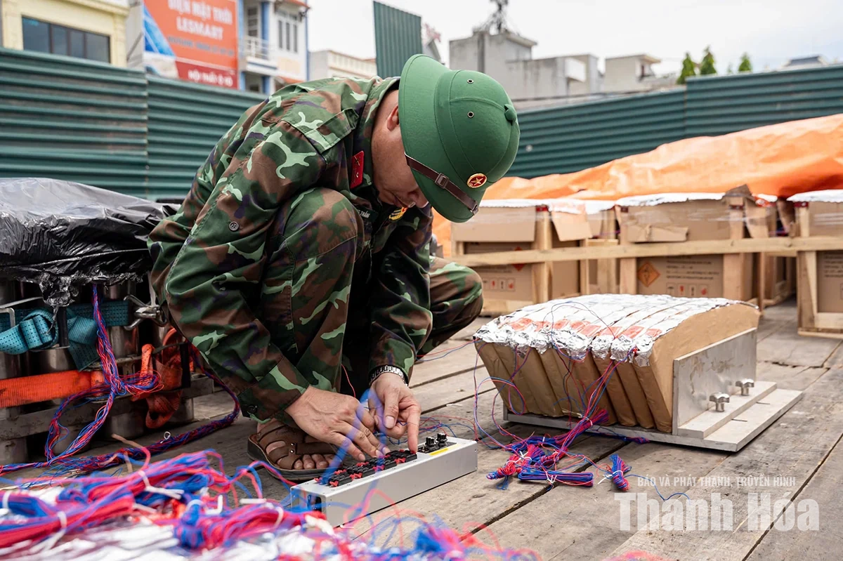Lắp đặt và hoàn thiện trận địa pháo hoa tại Quảng trường Lam Sơn