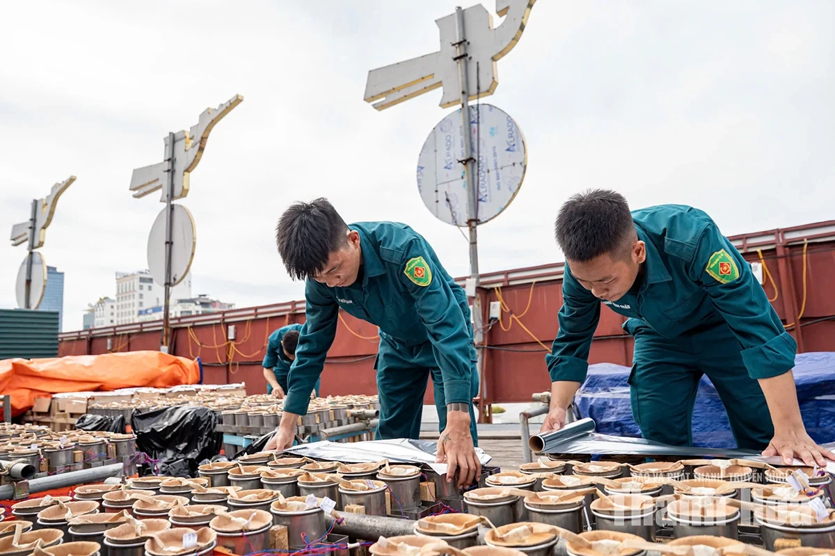 Lắp đặt và hoàn thiện trận địa pháo hoa tại Quảng trường Lam Sơn