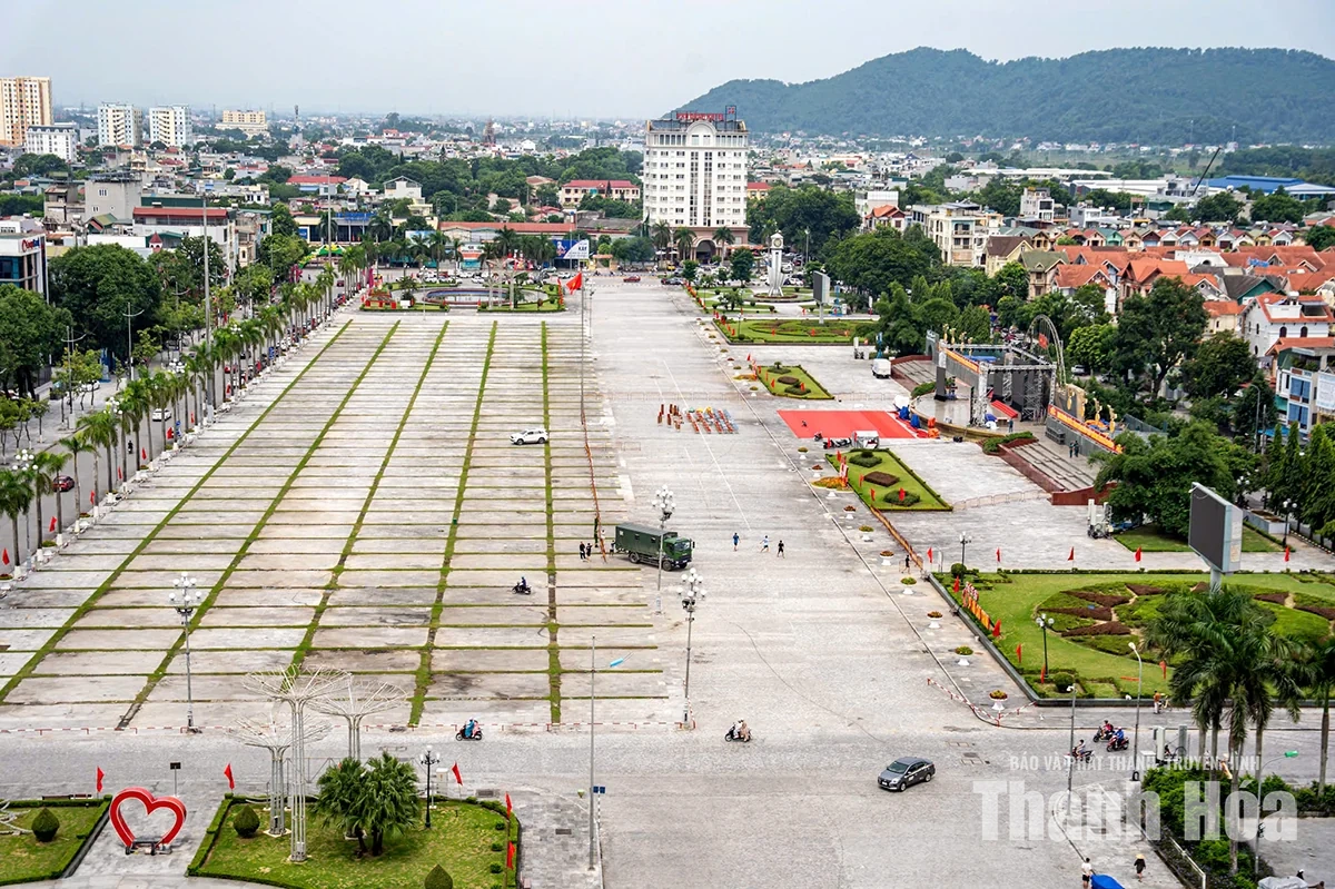 Lắp đặt và hoàn thiện trận địa pháo hoa tại Quảng trường Lam Sơn