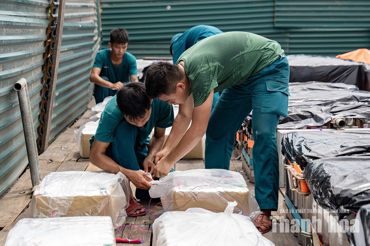 Lắp đặt và hoàn thiện trận địa pháo hoa tại Quảng trường Lam Sơn