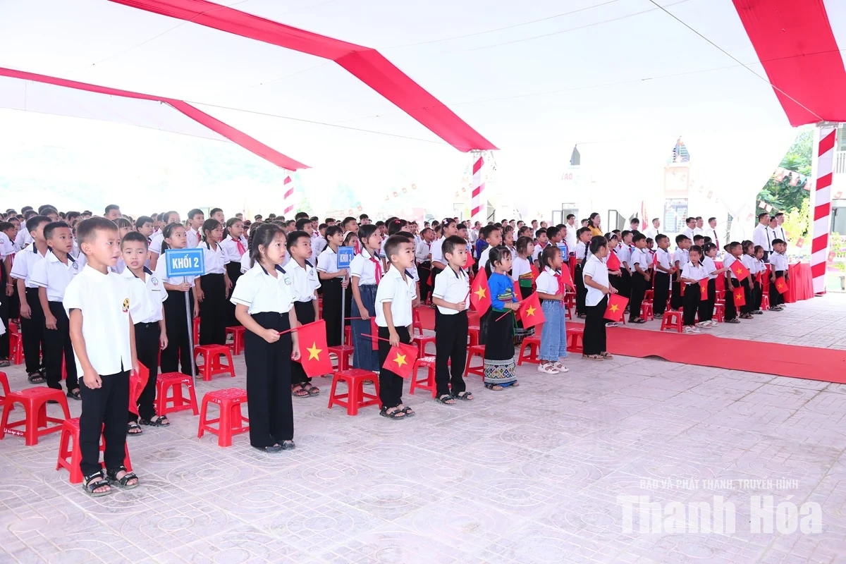 Phó Bí thư Thường trực Tỉnh ủy Nguyễn Hồng Phong dự Lễ khai giảng và khánh thành Trường Phổ thông Nội trú TH&THCS Na Mèo