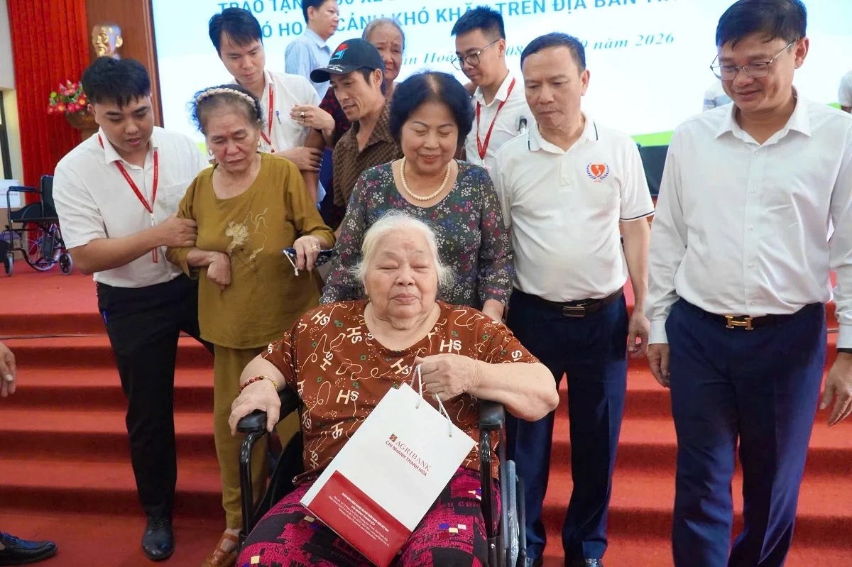 Agribank Thanh Hóa tặng 100 xe lăn cho người khuyết tật