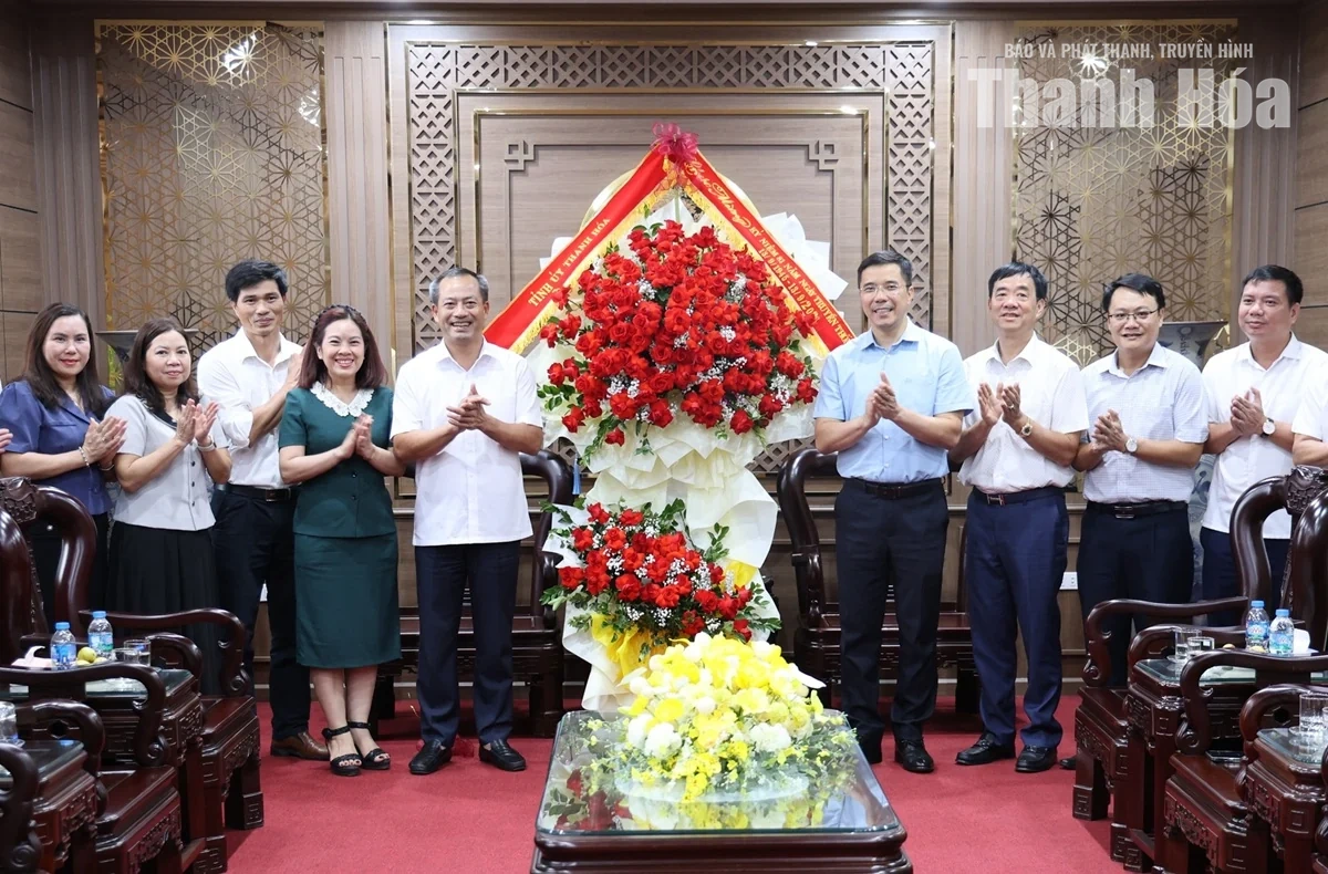 Phó Bí thư Thường trực Tỉnh ủy Nguyễn Hồng Phong chúc mừng Tòa án Nhân dân tỉnh