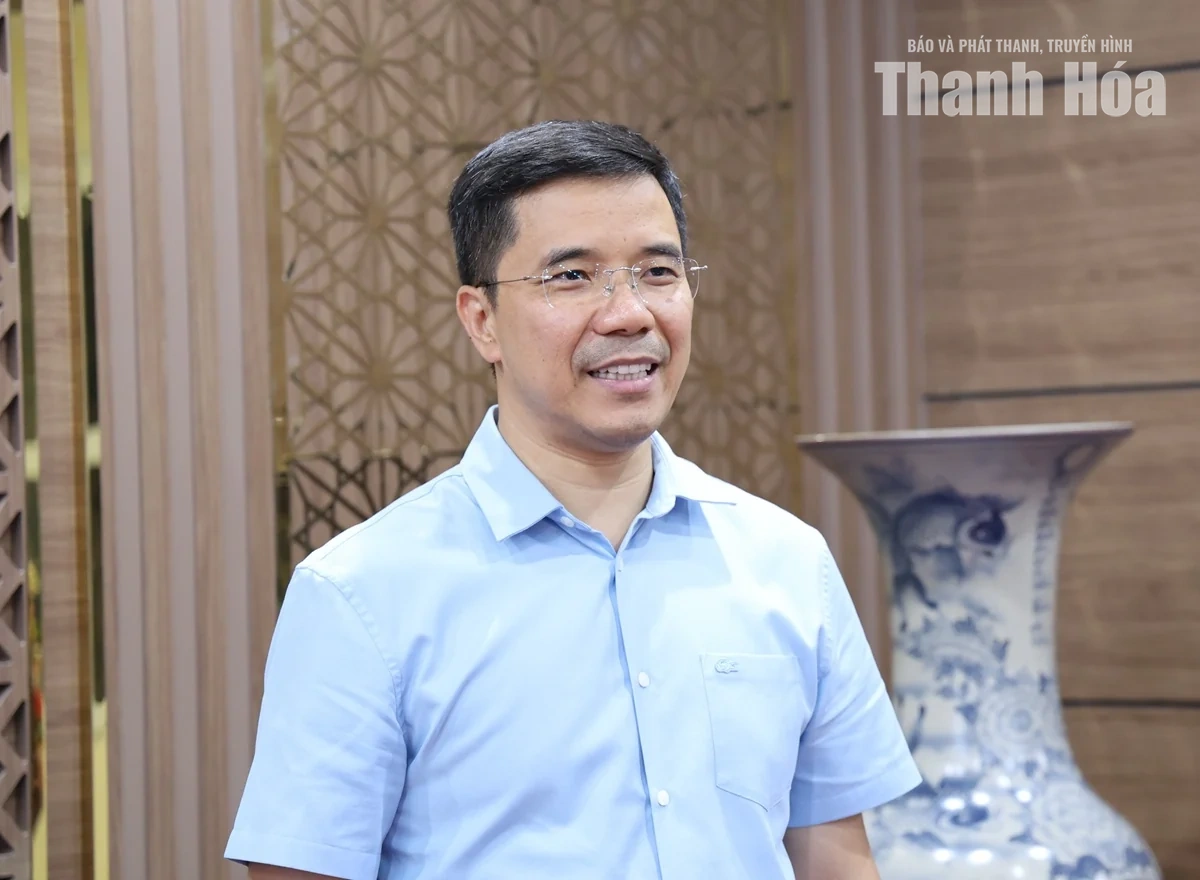 Phó Bí thư Thường trực Tỉnh ủy Nguyễn Hồng Phong chúc mừng Tòa án Nhân dân tỉnh