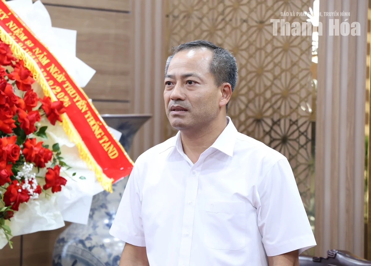 Phó Bí thư Thường trực Tỉnh ủy Nguyễn Hồng Phong chúc mừng Tòa án Nhân dân tỉnh
