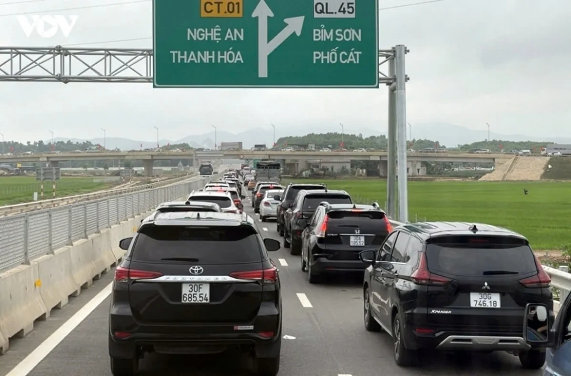 Đặt biển báo trên cao tốc có xử phạt vi phạm khoảng cách an toàn