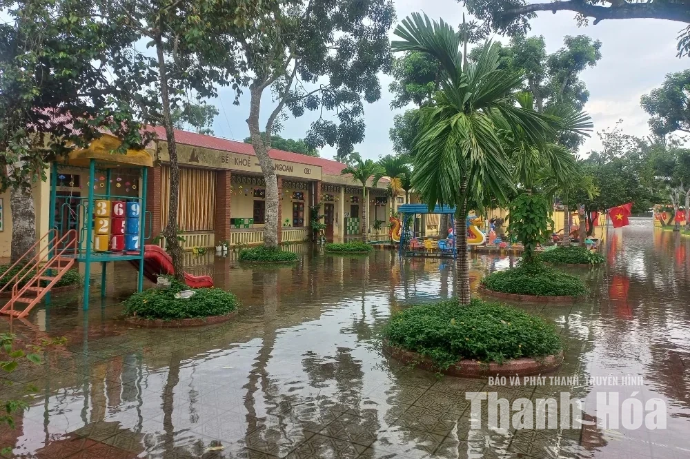 Khẩn trương vệ sinh trường lớp, sẵn sàng đón học sinh trở lại sau mưa lũ