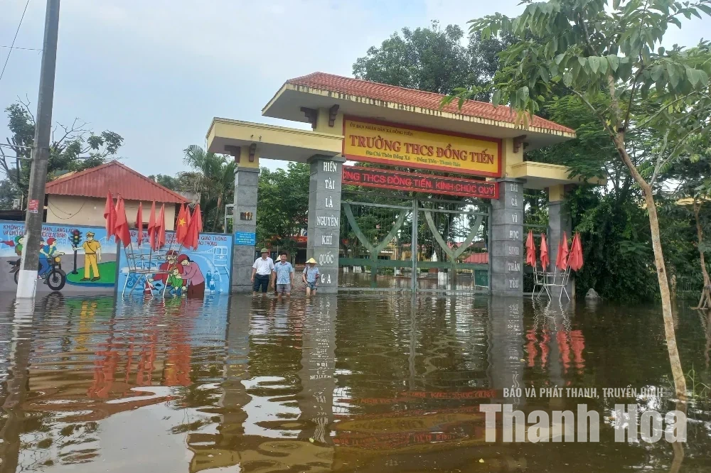Khẩn trương vệ sinh trường lớp, sẵn sàng đón học sinh trở lại sau mưa lũ