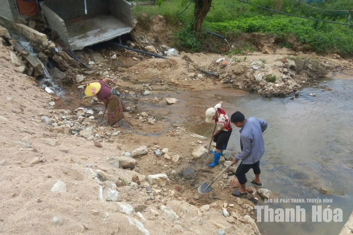 Tạm khắc phục vị trí cầu tràn bị cuốn trôi