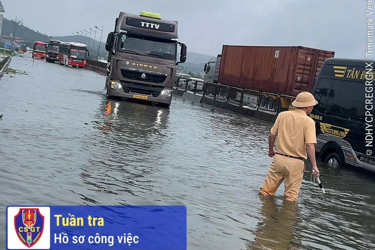 Quốc lộ 1 ngập sâu, giao thông ách tắc