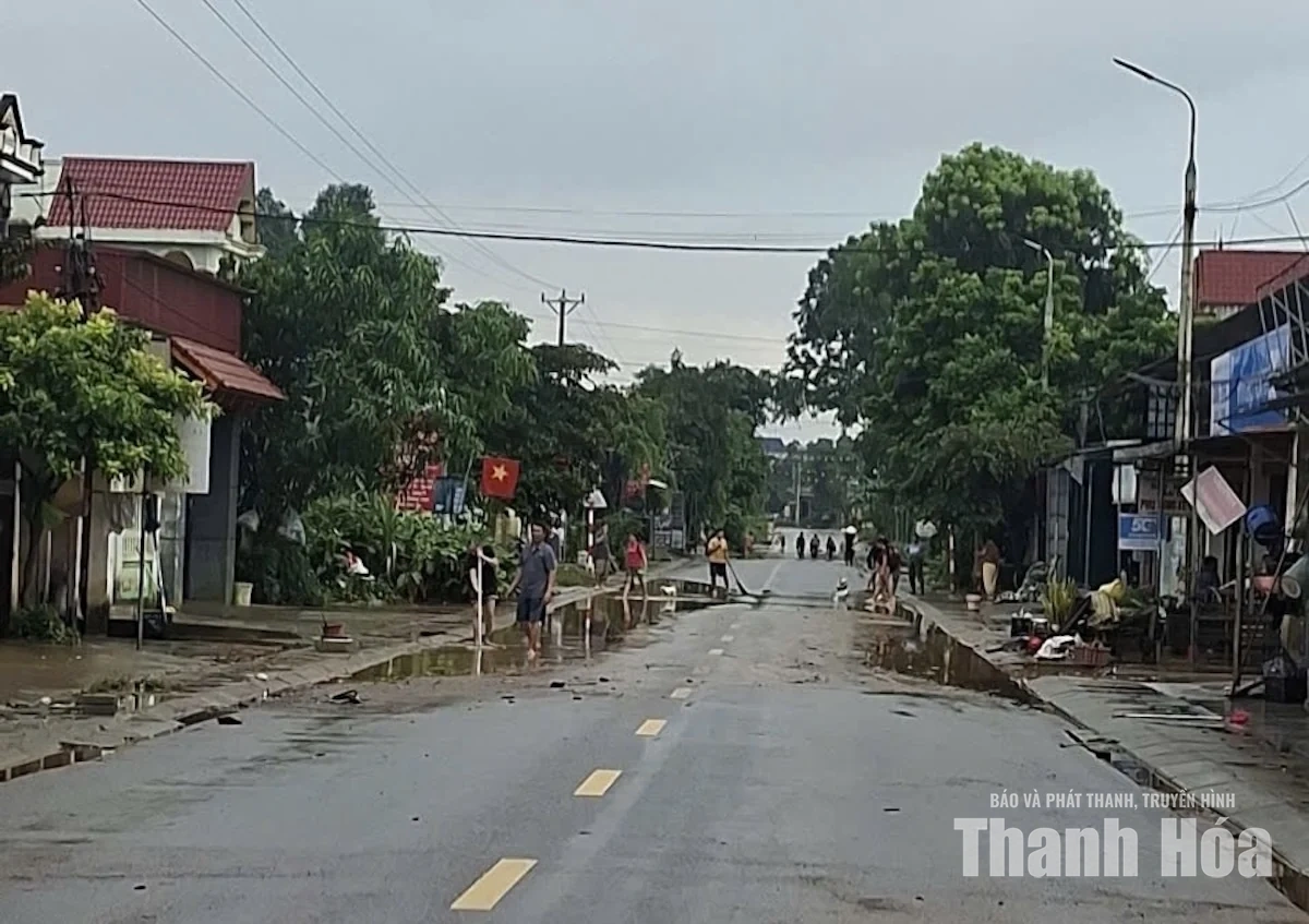 Xã Thành Vinh ra quân vệ sinh môi trường sau mưa lũ