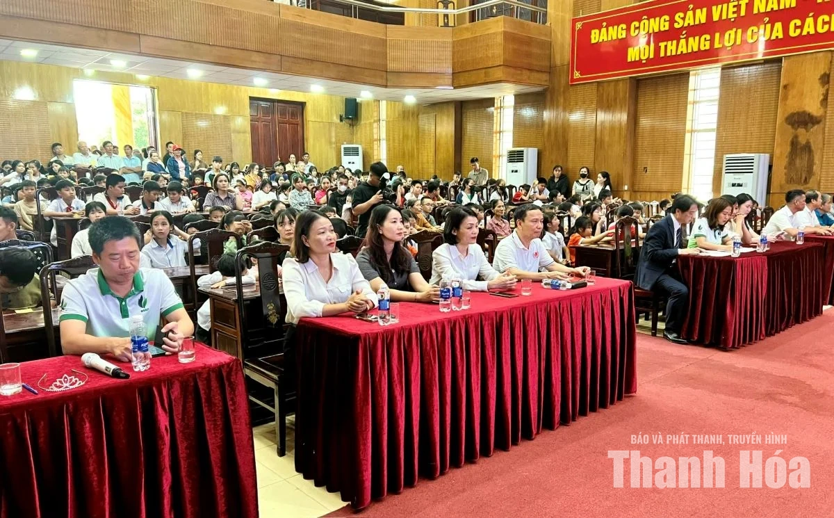 Trao 390 suất quà cho trẻ em có hoàn cảnh khó khăn