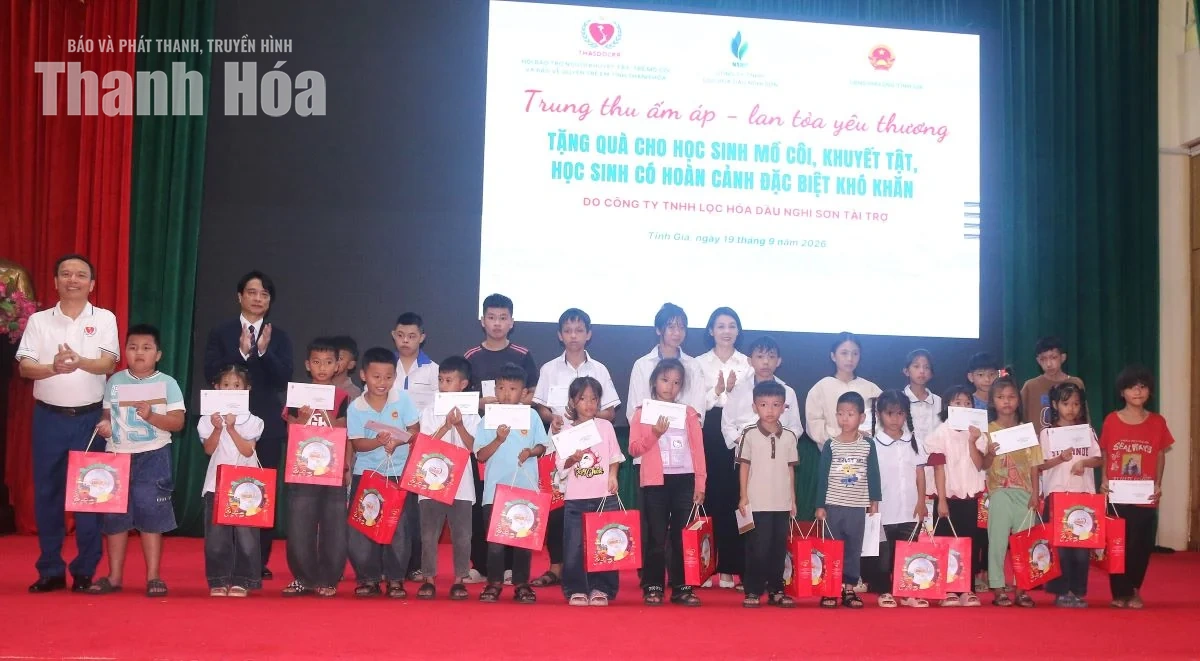 Trao 390 suất quà cho trẻ em có hoàn cảnh khó khăn