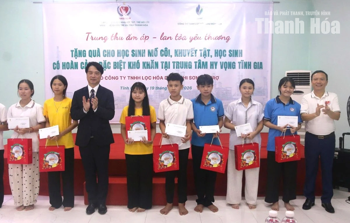 Trao 390 suất quà cho trẻ em có hoàn cảnh khó khăn