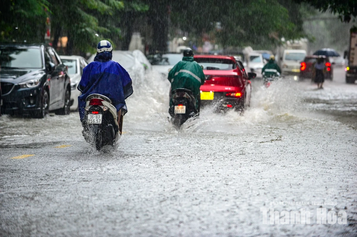 Mưa lớn gây ngập cục bộ nhiều tuyến phố ở phường Hạc Thành