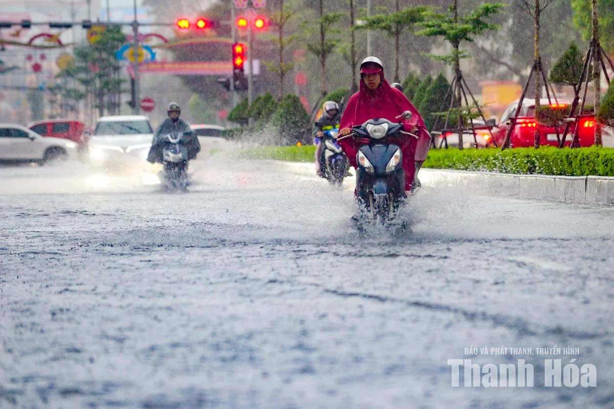 Mưa lớn gây ngập cục bộ nhiều tuyến phố ở phường Hạc Thành