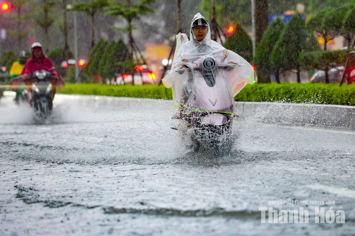 Mưa lớn gây ngập cục bộ nhiều tuyến phố ở phường Hạc Thành