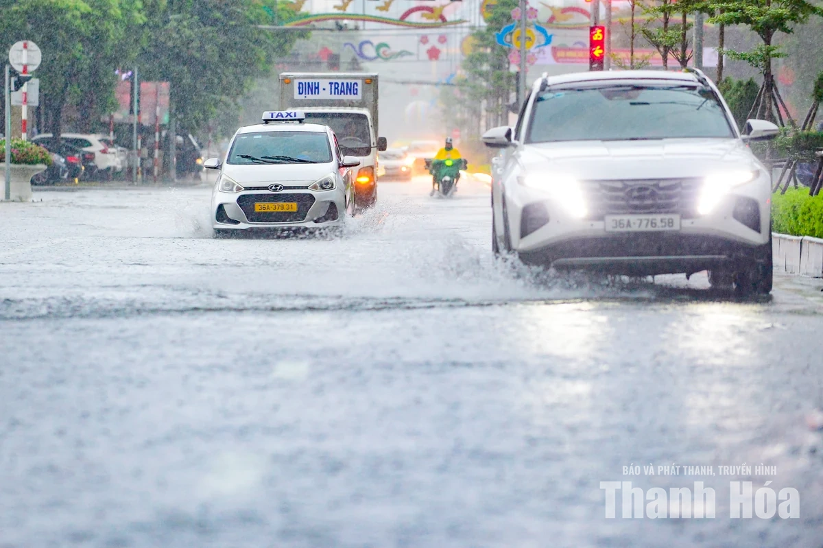 Mưa lớn gây ngập cục bộ nhiều tuyến phố ở phường Hạc Thành