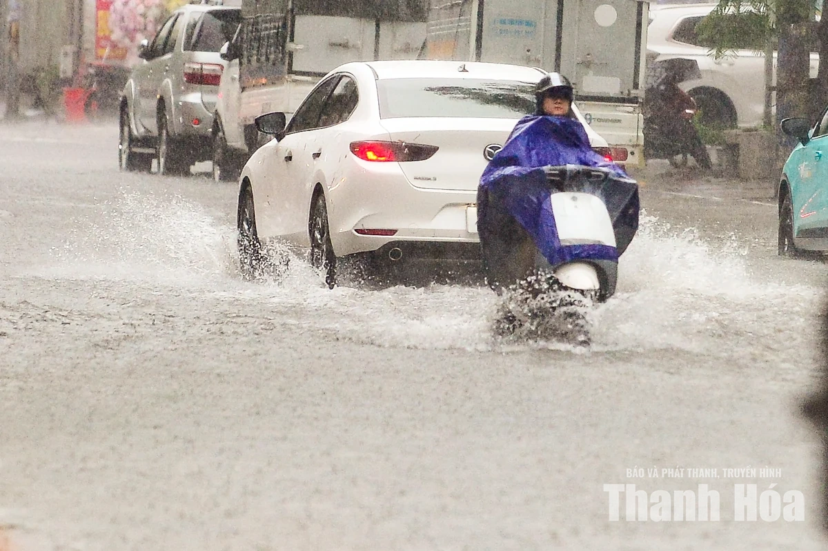 Mưa lớn gây ngập cục bộ nhiều tuyến phố ở phường Hạc Thành